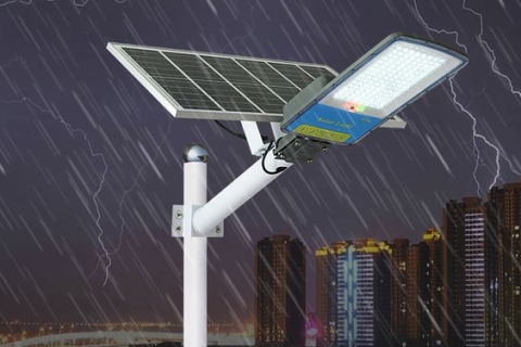 Đèn năng lượng mặt trời có chiếu sáng vào những ngày mưa không?